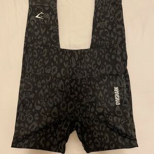 Gym shark leggings